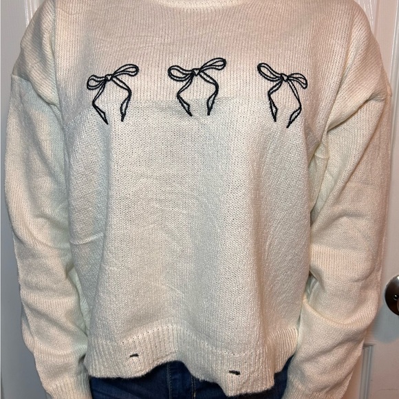 Elegant Cream Sweater with Bow Design - Picture 1 of 1